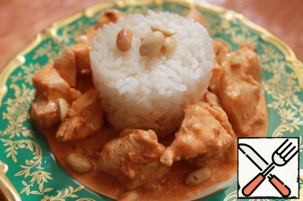 Sprinkle the remaining peanuts on the finished dish. The ideal side dish is rice or mashed potatoes.