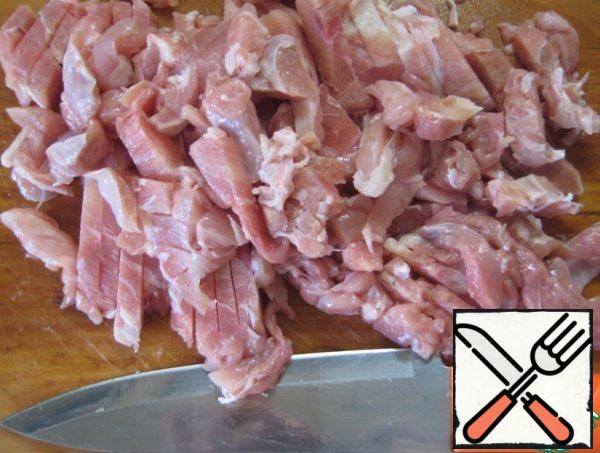 Cut the chicken meat, we like it in long pieces.