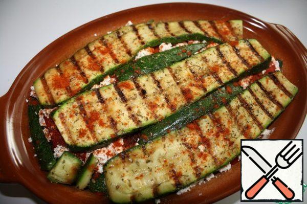 And so we repeat the layers.
The last layer of zucchini is also sprinkled with spices.