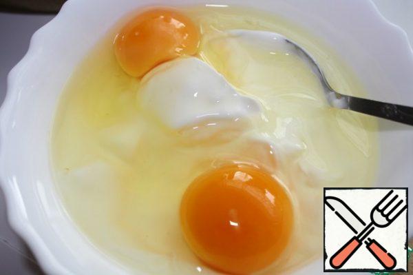 Mix the yogurt with the eggs and pour over the vegetables.
Bake at temp. 190 deg for about 40 minutes.