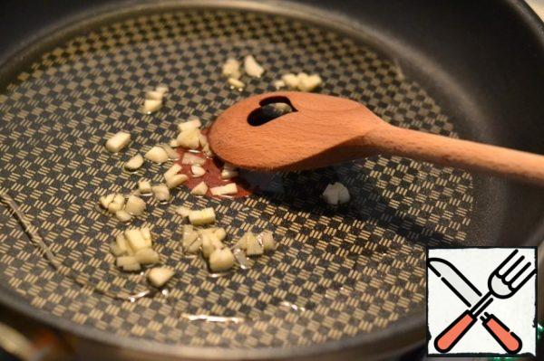 In sunflower oil, quickly fry the finely chopped garlic.