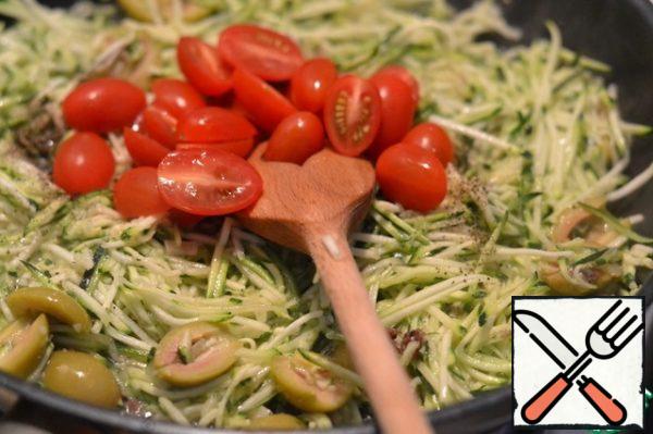 Put it in the pan and mix it gently.
Fry. Add the chopped tomatoes.
Season with salt and pepper. Cover with a lid and simmer for 10 minutes.