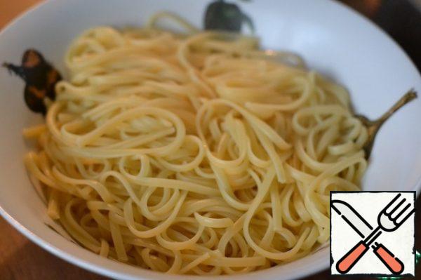 Boil the spaghetti in salted water.
Put the finished spaghetti in a deep bowl.