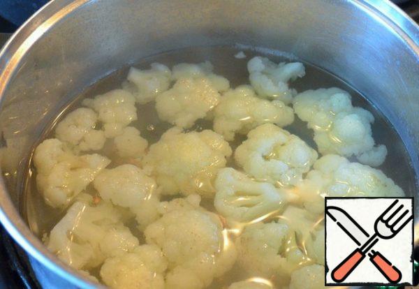 At this time, disassemble the cauliflower into inflorescences,
boil in salted water for 4 minutes.
Remove to a sieve and rinse with cold water.