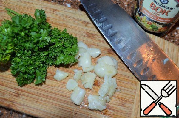Add garlic and pepper paste, adjust the degree of sharpness to taste,
pour in soy sauce.
Turn on the heat to maximum,
fry for a couple of minutes with intensive stirring.