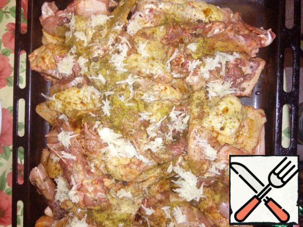 Add all the spices, Basil, salt, sauce and garlic passed through a garlic chopper.
Mix thoroughly.
We send it to bake in the oven at a temperature of 220 degrees for 30 minutes.