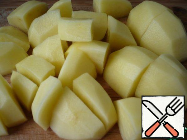 Peel the potatoes and cut them into slices.