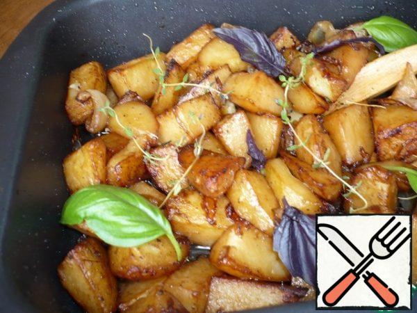 Then increase the heat to 230 degrees, remove the foil, pepper, pour in the soy sauce and add sprigs of fresh thyme. Bake for another 30 minutes, stirring constantly. Potato slices with onions and soy sauce are ready.