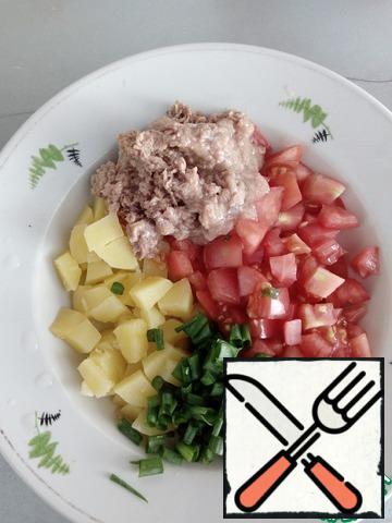 Cut potatoes, tomatoes and onions. From a can of tuna, drain some of the oil, spread it with the vegetables. Mix thoroughly.