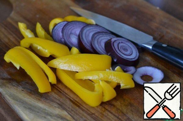 Cut the bell pepper and onion into half rings.