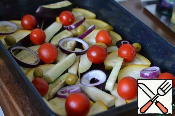 Mix the chopped vegetables.
Put 2/3 of the vegetables in the form. Spread on top of the tomatoes. (half) add
Salt.