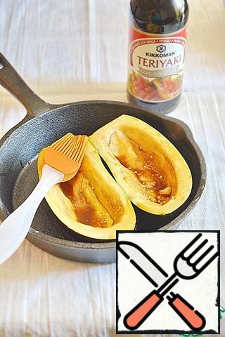 Cut the eggplant lengthwise, remove the pulp with a teaspoon, leaving the walls. Brush the eggplant inside with the sauce and drizzle with oil.