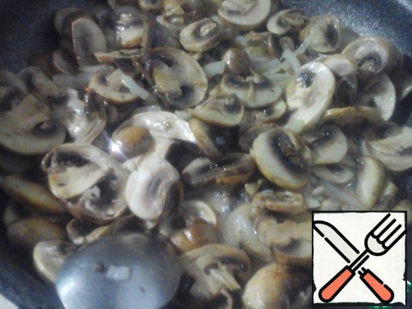 Cut the mushrooms into thin slices and add to the onion. Fry until the mushrooms are ready. Cool and place in a colander to drain the oil.