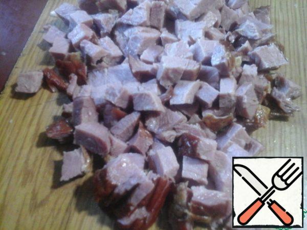 Cut the smoked beef into cubes, too. Finely chop the parsley.