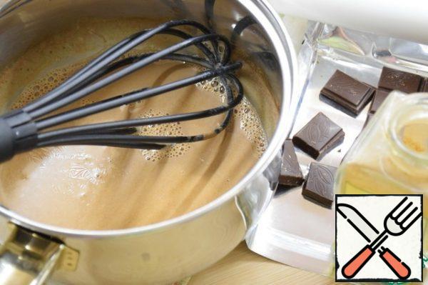 On medium heat, bring the mixture to a boil, reduce the heat to a minimum and, stirring constantly, cook for 5 minutes.