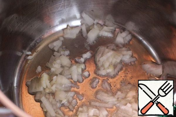 Finely chop the onion and fry it in preheated vegetable oil.