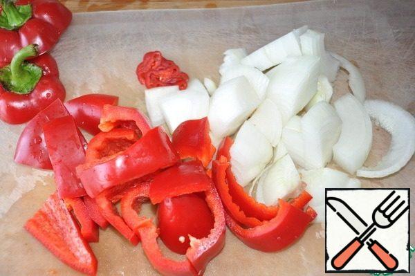 Onions and peppers are washed, cleaned and cut into large pieces. Hot pepper rings.