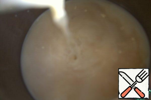 It remains to top up with milk. The author's caramel immediately dissolved in milk, but then You will not see how they dissolve.