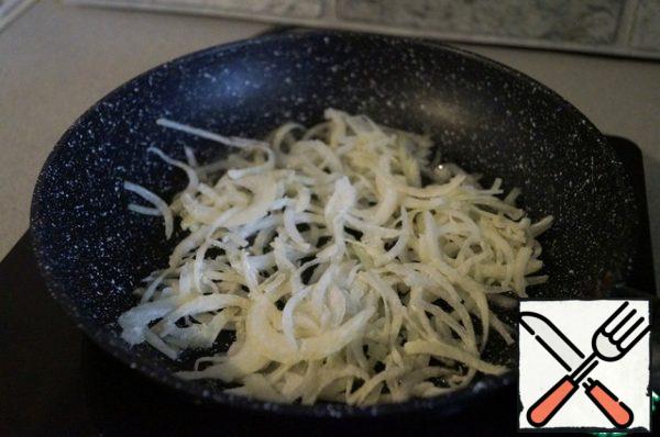 Add flour to the chopped onion and mix well. Fry the prepared onion in a preheated frying pan with vegetable oil. Put the finished onion on a paper napkin to absorb excess fat.