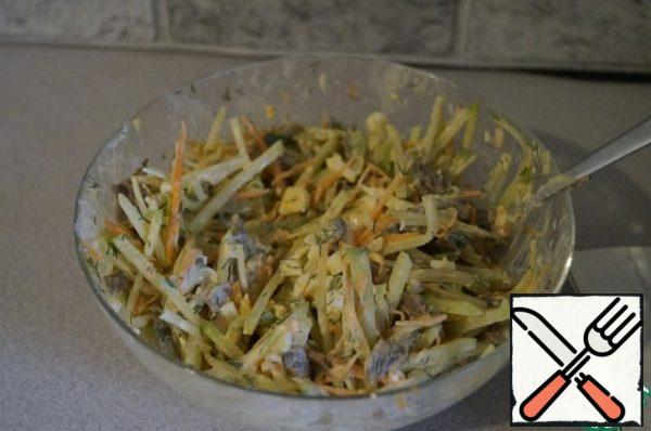 Add sour cream and mix the salad thoroughly.