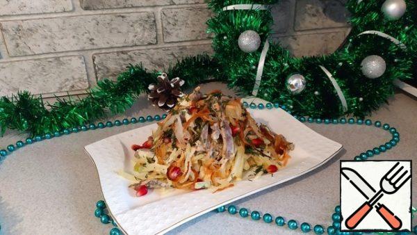 Put the salad on a serving dish in the form of a slide. Place the fried onions on top. Garnish with herbs and pomegranate seeds.