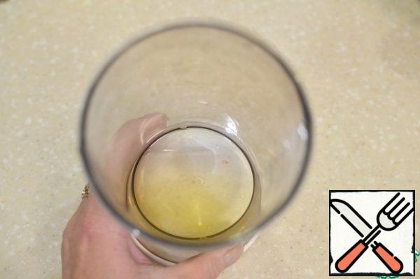 In a bowl for making mayonnaise (I have a bowl from a blender), pour the oil. Although olive oil is certainly much healthier, keep in mind that it gives bitterness to the finished product. Ideally, you should use refined olive oil. But at your request, it can also be any vegetable oil.
