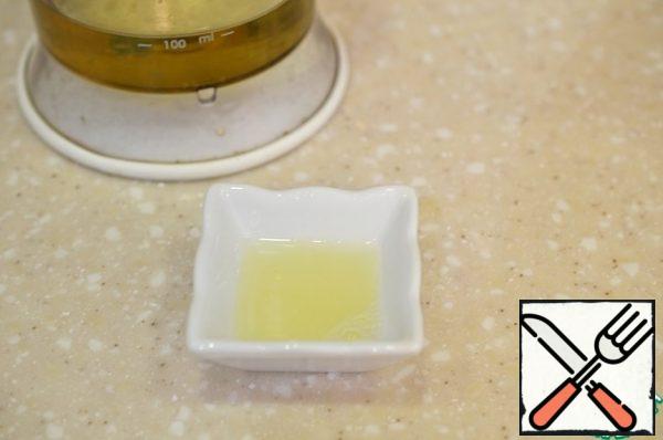 In the lemon juice, dissolve the salt and sugar and add to the oil.