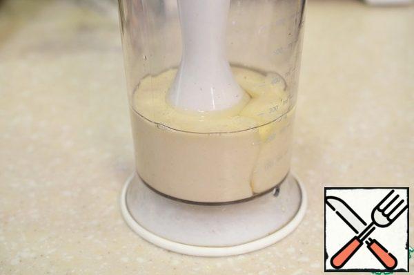 Start whipping at a low speed, gradually increasing it. Beat for 2-3 minutes.