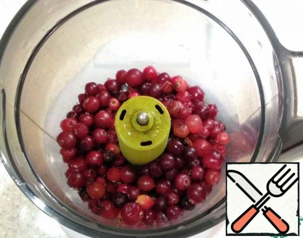 Wash the cranberries and put them in a blender.