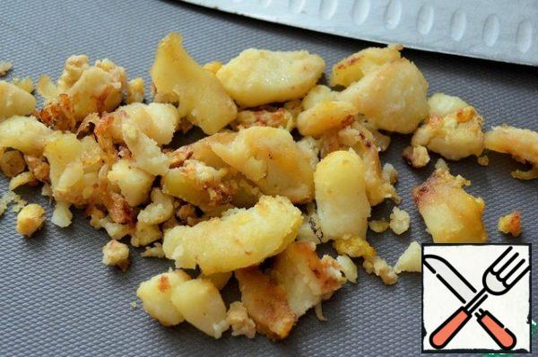 Once having prepared a salad with fried potatoes, now I often cook more potatoes to have this opportunity. So, cut the cooled potatoes and put them in a salad bowl.