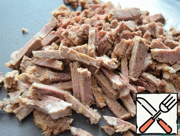 Cut the beef into small pieces and add to the potatoes.