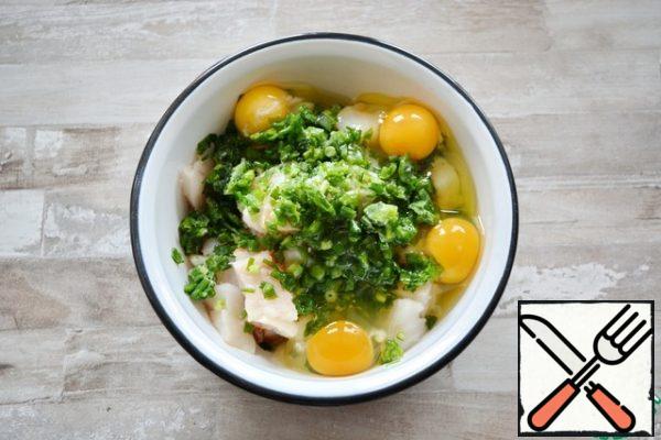 Season with salt and pepper, add the eggs, chopped green onions and 1 tablespoon of oil.