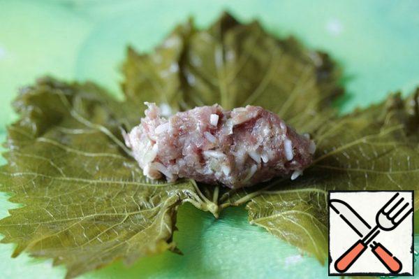 Wrap the minced meat in grape leaves (put the minced meat on the matte side of the leaf).