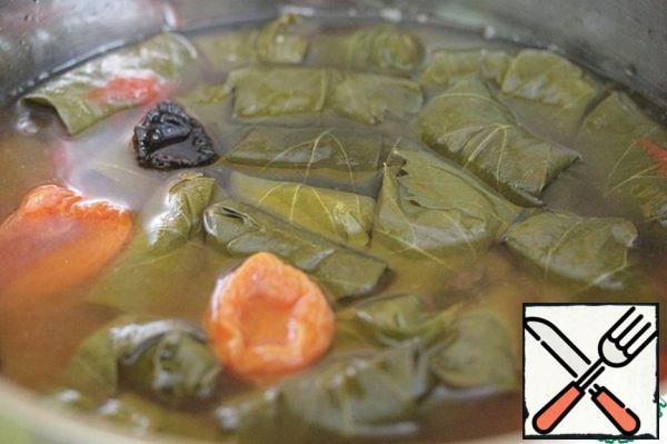 Add enough boiling water to cover the entire dolma.
Put the pan on the fire, bring to a boil, add a little salt.