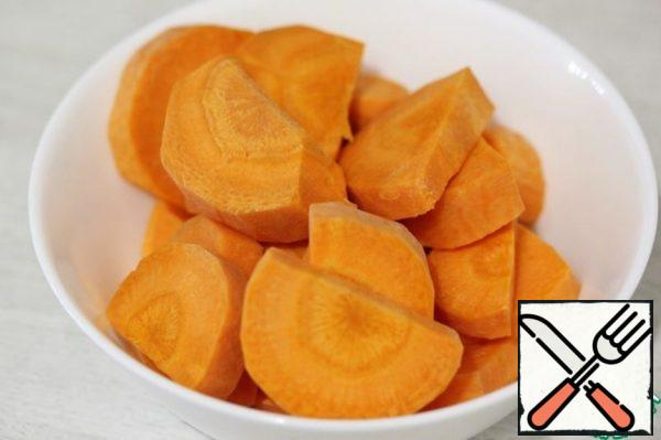 Peel the carrots and cut them into pieces. I weighed the already peeled carrots.