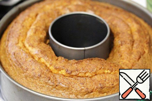 Put the form in the oven, preheated to 180 °C, and bake for 45-50 minutes, until dry toothpick.