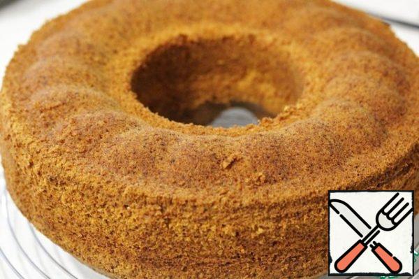 Allow the cupcake to cool slightly, then carefully remove it from the mold, transfer to the grill and cool completely.