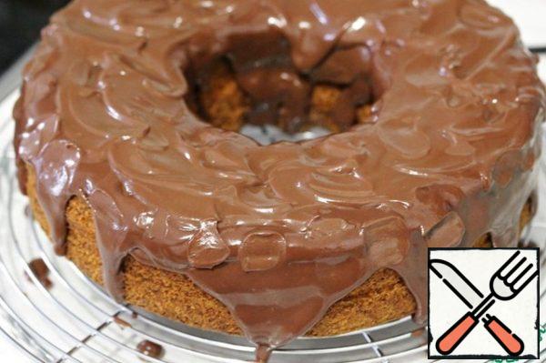 Pour the icing on the cake. I made random swabs on it with a silicone spatula.
