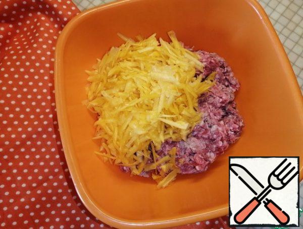 In a deep bowl mix the minced meat with grated on a coarse grater pumpkin.
