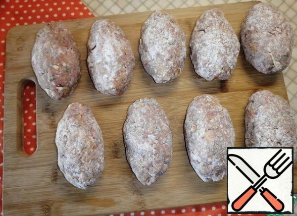 Forming cutlets, I took one tablespoon with a slide on the cutlet. Roll in flour.