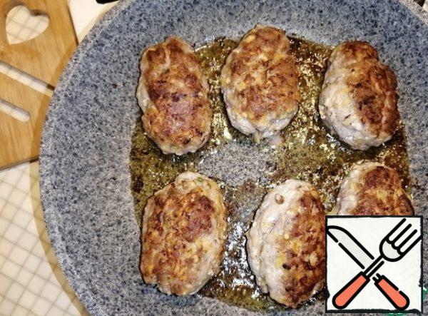 In a preheated frying pan, pour vegetable oil and fry each cutlet for 2-3 minutes until Golden brown. Transfer to a baking dish, pour 3 tablespoons of water, cover with foil and send to a preheated oven to 200° for 20 minutes. Focus on your oven.