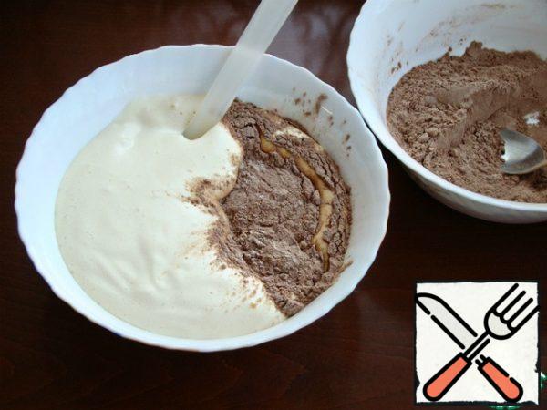 In a separate bowl, mix the sifted flour, cocoa and baking powder.
Beat in a fluffy light mass of eggs, sugar and a pinch of salt. Then, in several steps, mix the flour mixture with a spatula. Pour in the mixture of milk, butter and boiled condensed milk and mix everything carefully.
Pour the dough into a baking dish and place in a preheated 170-175°C oven for about 50 minutes. Check readiness with a skewer.
Ready sponge cake to cool on the grill.