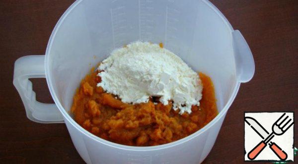Set the cooled sponge cake on a dish, put the form in which we will pour the souffle and prepare the ingredients for the bird's milk.
Cook or bake the pumpkin and then puree it.
Measure the required amount of puree, add albumin (dry protein), mix and leave for 5-10 minutes.