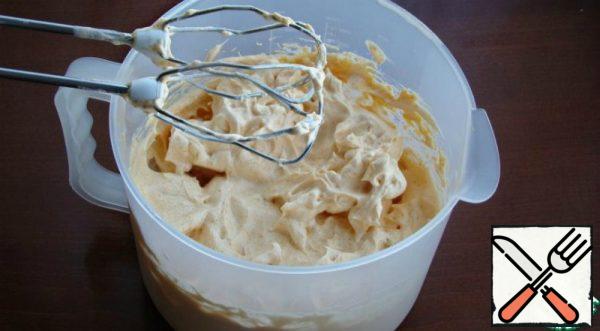 Beat the pumpkin puree with a mixer into a fluffy light mass. It should increase several times.