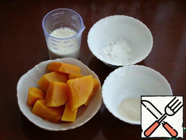 While the mousse hardens, and it hardens quickly, due to agar-agar, prepare the filling.
Soak the gelatin in cold milk, then warm it up and pour it into the pumpkin puree mixed with powdered sugar.