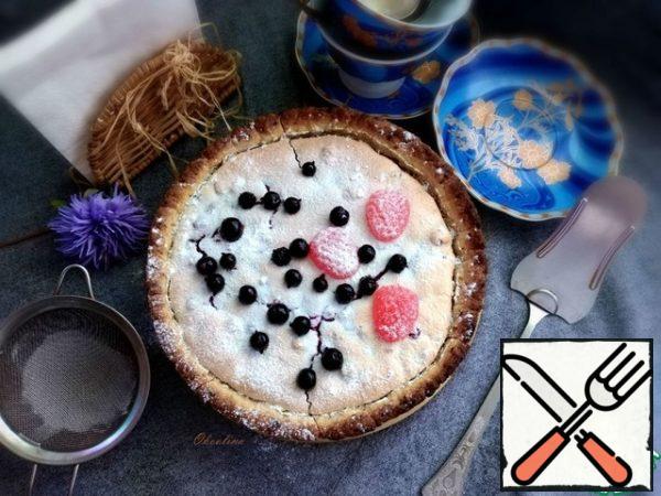 Let the cake cool and decorate if desired. I put a little black currant on top and jelly marmalade, sprinkled with powdered sugar.