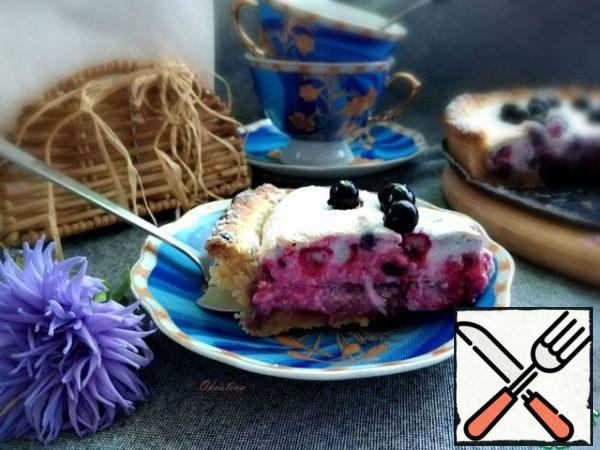 Cut into pieces. Serve with tea. A wonderful simple pie. A crumbly base made of shortbread, with a pleasant sourness from black currant and a delicate meringue will delight You on autumn days, remind you of the past summer!