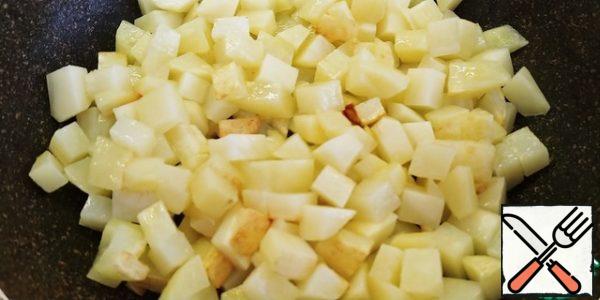 Cut the potatoes into small cubes, 1, 5x1, 5. Fry, salt, and pepper.