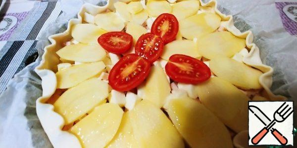 Cut two potatoes into very thin plates and lay them on top with a fan. I didn't have a couple (too lazy to go out for one potato!)I cut a couple of tomatoes and decorated them. The sides are slightly bent inward.
Salt and pepper the top and pour olive oil, just a little.