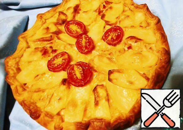 Bake in the oven at 180 g for 30 minutes, then turn on the grill for 15 minutes. I covered my sides with foil.
I was hardly able to take the last photos, as I had to keep the defense from the family that was pressing))) Help
yourself to health, I hope you like the pie!)
